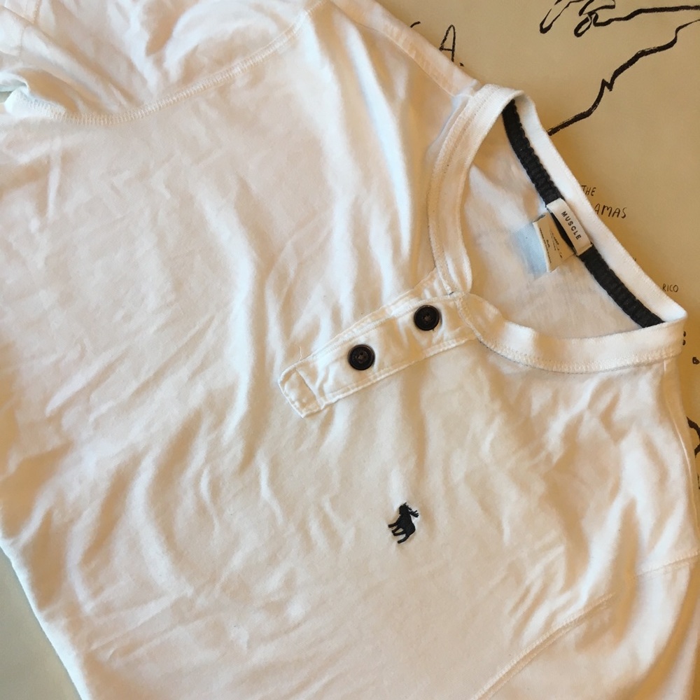 Abercrombie and Fitch White T-shirt. Medium